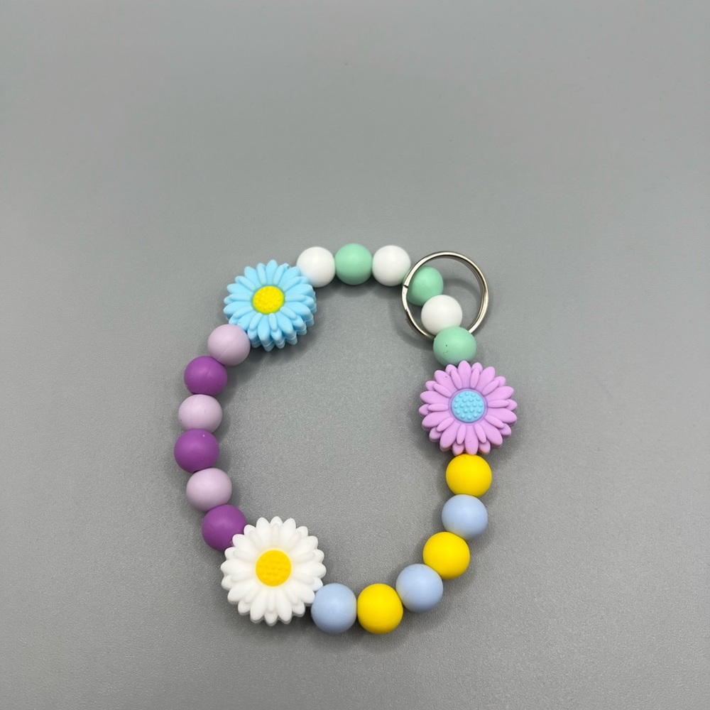 🎄4/$10🎄 Colorful Daisy Beaded Keychain Bracelet - Handmade #1 - Picture 3 of 3